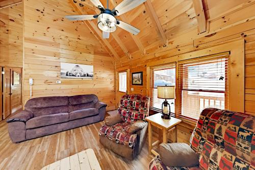 Country Bear Cove - Private Hot Tub Cabin