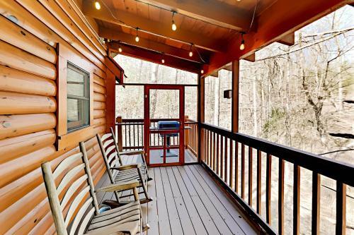 Country Bear Cove - Private Hot Tub Cabin