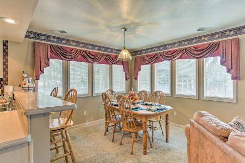 Spacious Condo With Hot Tub Access, 1 5 Mi To Parkway