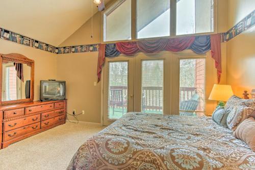 Spacious Condo With Hot Tub Access, 1 5 Mi To Parkway