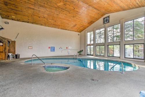 Spacious Condo With Hot Tub Access, 1 5 Mi To Parkway