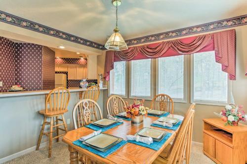 Spacious Condo With Hot Tub Access, 1 5 Mi To Parkway