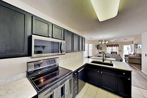 Handicap-friendly Getaway - 1 Mile To Attractions Home