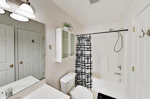 Handicap-friendly Getaway - 1 Mile To Attractions Home