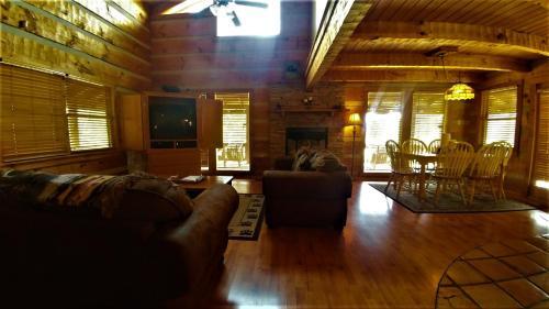 Free Xplorie Attractions Every Day! - Driftwood Log Cabin