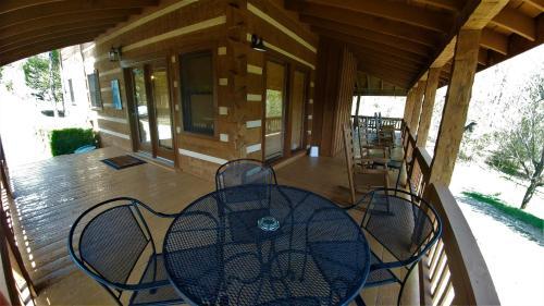 Free Xplorie Attractions Every Day! - Driftwood Log Cabin