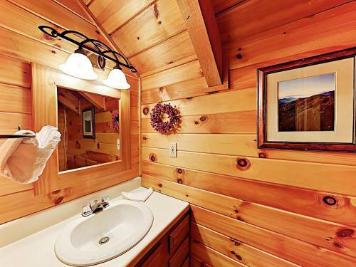 New Listing! Charming Cabin With Deck & Hot Tub Cabin