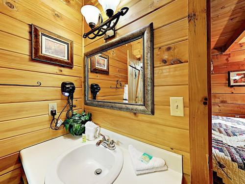 New Listing! Charming Cabin With Deck & Hot Tub Cabin