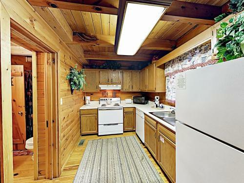 New Listing! Charming Cabin With Deck & Hot Tub Cabin