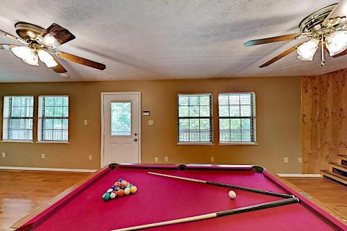 New Listing! Smoky Mountain Bungalow With Large Deck Cabin