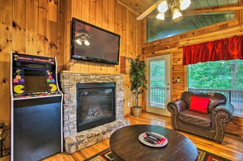 Decked-out Cabin With Hot Tub About 2 Mi To Dollywood!