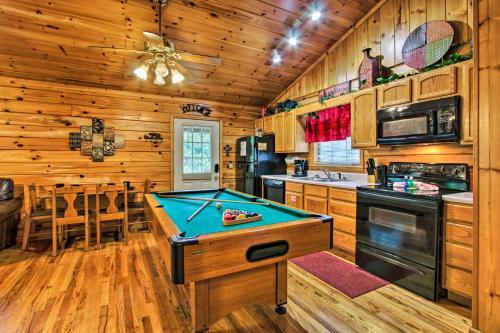 Decked-out Cabin With Hot Tub About 2 Mi To Dollywood!