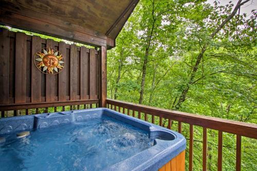 Decked-out Cabin With Hot Tub About 2 Mi To Dollywood!