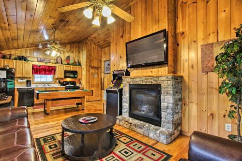 Decked-out Cabin With Hot Tub About 2 Mi To Dollywood!