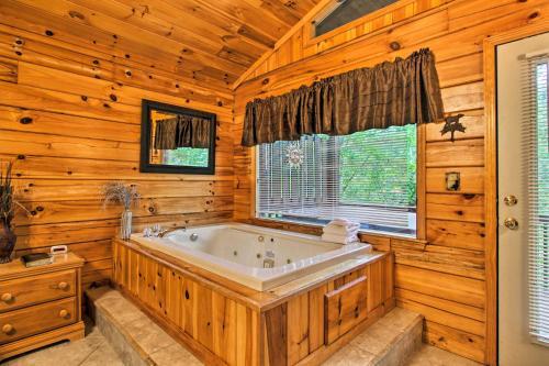 Decked-out Cabin With Hot Tub About 2 Mi To Dollywood!