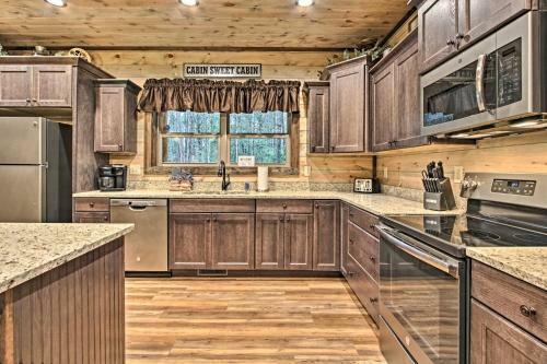 Lavish Residence With Indoor Pool Near Pigeon Forge!