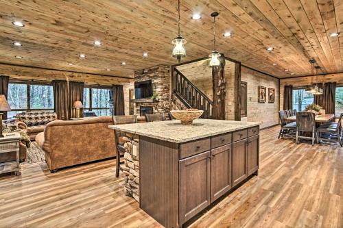 Lavish Residence With Indoor Pool Near Pigeon Forge!