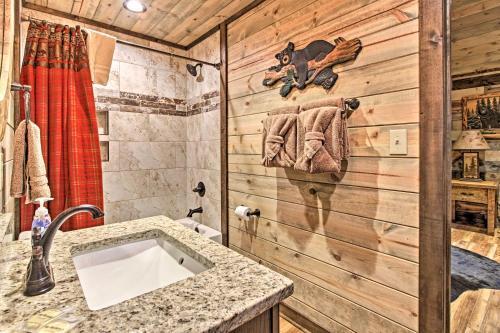 Lavish Residence With Indoor Pool Near Pigeon Forge!