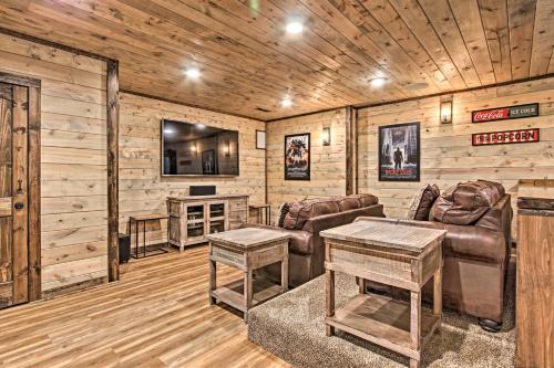 Lavish Residence With Indoor Pool Near Pigeon Forge!