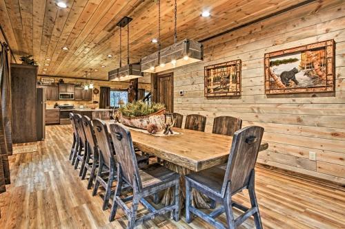 Lavish Residence With Indoor Pool Near Pigeon Forge!