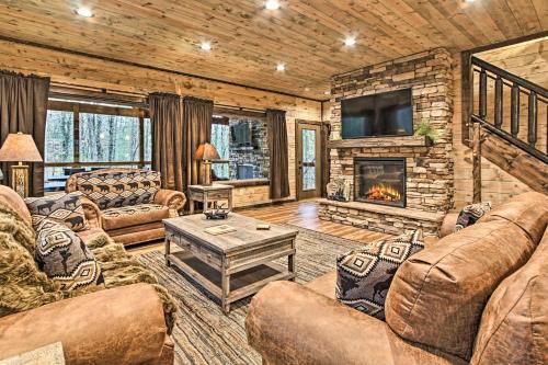 Lavish Residence With Indoor Pool Near Pigeon Forge!