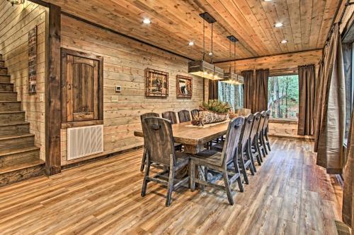Lavish Residence With Indoor Pool Near Pigeon Forge!