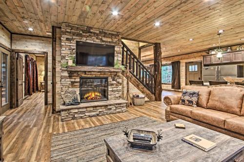 Lavish Residence With Indoor Pool Near Pigeon Forge!