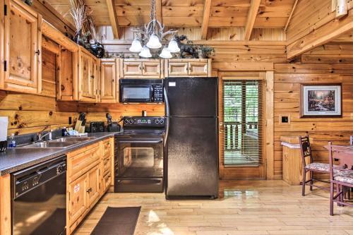 Romantic Pigeon Forge Log Cabin With Hot Tub!