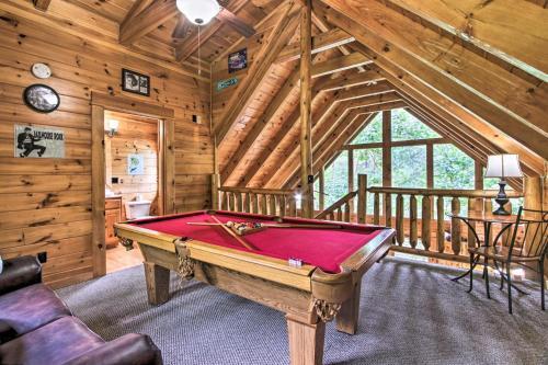 Romantic Pigeon Forge Log Cabin With Hot Tub!