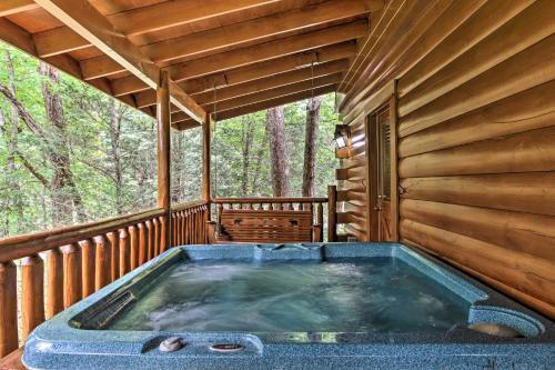 Romantic Pigeon Forge Log Cabin With Hot Tub!