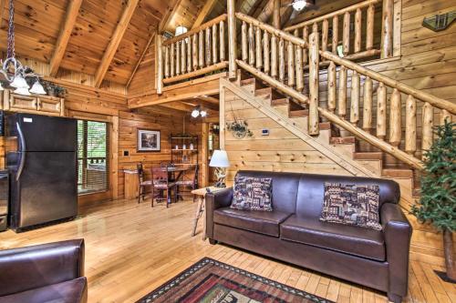 Romantic Pigeon Forge Log Cabin With Hot Tub!