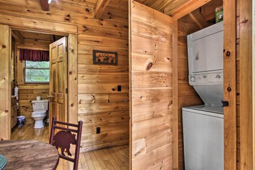 Romantic Pigeon Forge Log Cabin With Hot Tub!