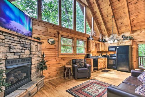 Romantic Pigeon Forge Log Cabin With Hot Tub!