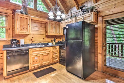 Romantic Pigeon Forge Log Cabin With Hot Tub!