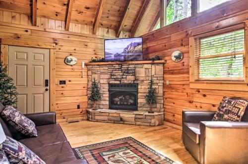 Romantic Pigeon Forge Log Cabin With Hot Tub!