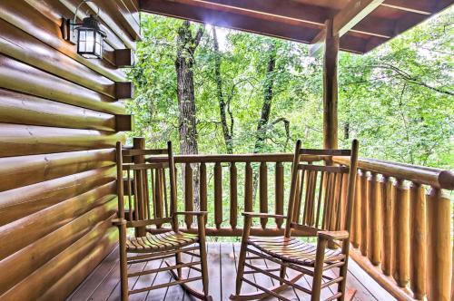 Romantic Pigeon Forge Log Cabin With Hot Tub!
