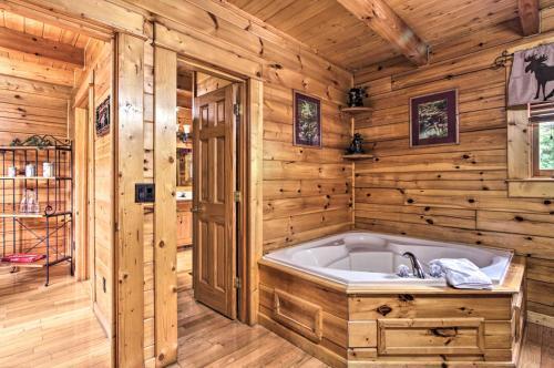 Romantic Pigeon Forge Log Cabin With Hot Tub!