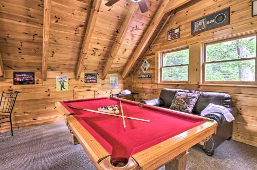 Romantic Pigeon Forge Log Cabin With Hot Tub!