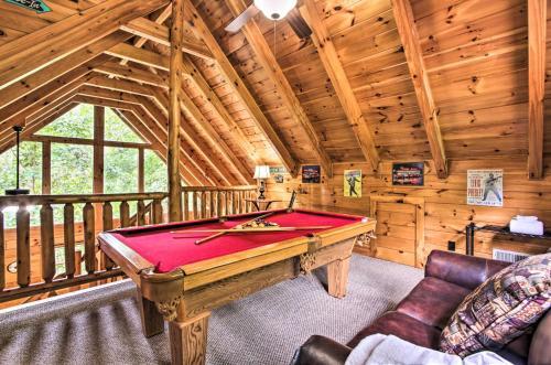 Romantic Pigeon Forge Log Cabin With Hot Tub!