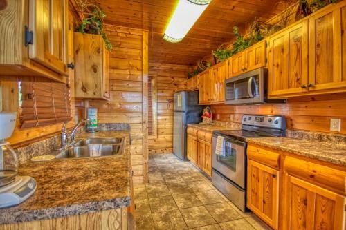 Tennessee Treasure #232 By Aunt Bug's Cabin Rentals