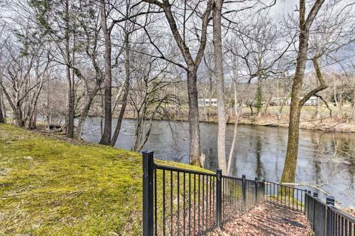 Apartamento Riverfront Condo Less Than 2 Miles From The National Park!