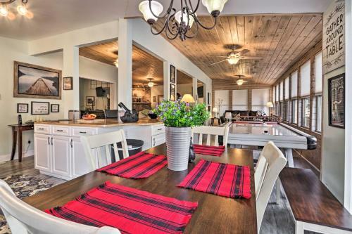 Serene Riverfront Hideaway, 3 Mi To Caverns!