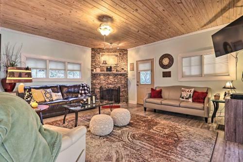 Serene Riverfront Hideaway, 3 Mi To Caverns!