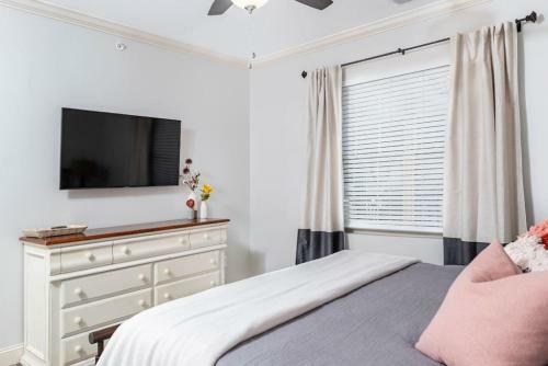 Elegant Cades Cove Condo With Community Pool
