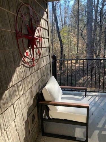 Elegant Cades Cove Condo With Community Pool