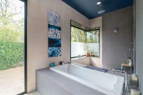 Contemporary Home In Downtown Austin