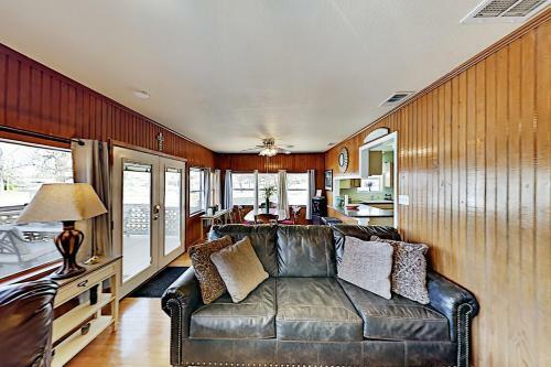 Lakefront Cottage With Private Fishing Dock Home
