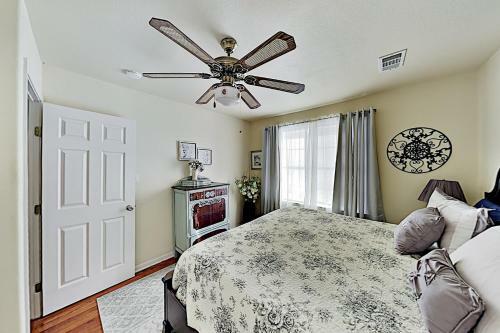 Lakefront Cottage With Private Fishing Dock Home
