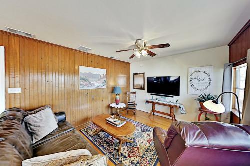 Lakefront Cottage With Private Fishing Dock Home