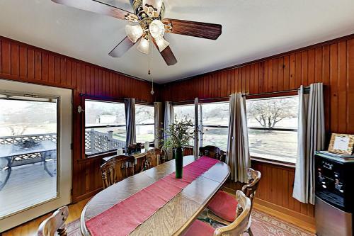 Lakefront Cottage With Private Fishing Dock Home